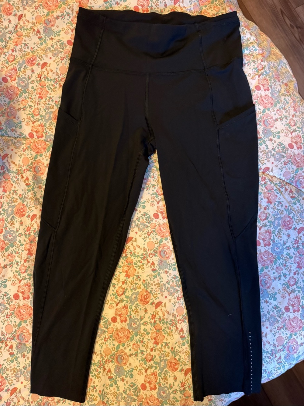 Iululemon Black capri length Leggings with Side Pockets